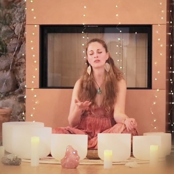 Caroline Wunderlich singt. Sie sitz hinter ihren Crystal Singing Bowls. Aus einer Klangmeditation auf dem Innerwise Hof in Müncheberg.